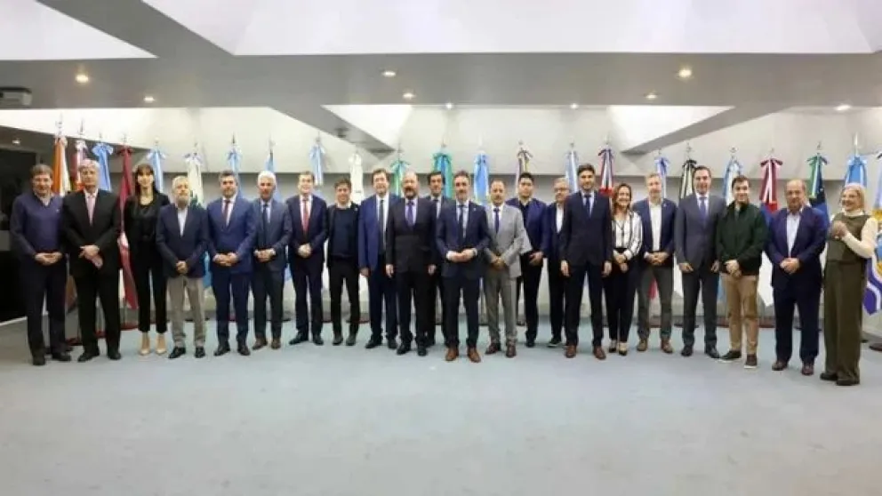 Gobernadores reunidos en la sede del CFI manifiestan, de palabra o con la acción, su descontento con el manejo fiscal.