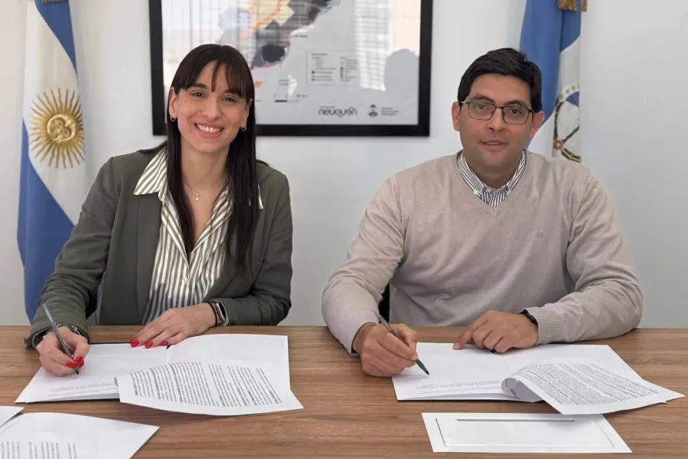 La secretaria de Ambiente y Recursos Naturales, Leticia Esteves, junto al director regional de la UFLO, Christian Kreber.