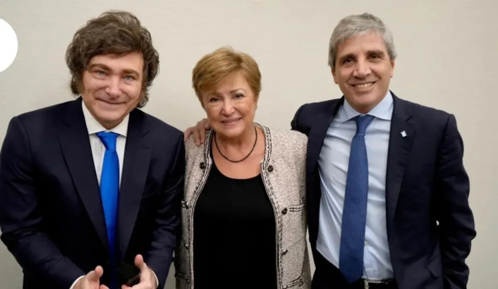 Javier Milei, Kristalina Georgieva y Luis Caputo