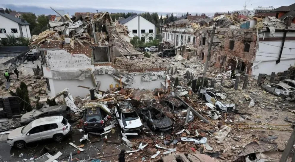 Así quedó parte de un barrio residencial en Kiev después de los ataques con drones y misiles de Moscú. 