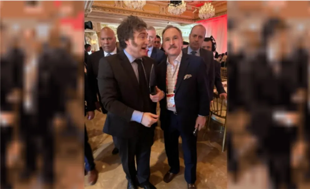 El presidente Javier Milei junto al embajador Peter Lamelas
