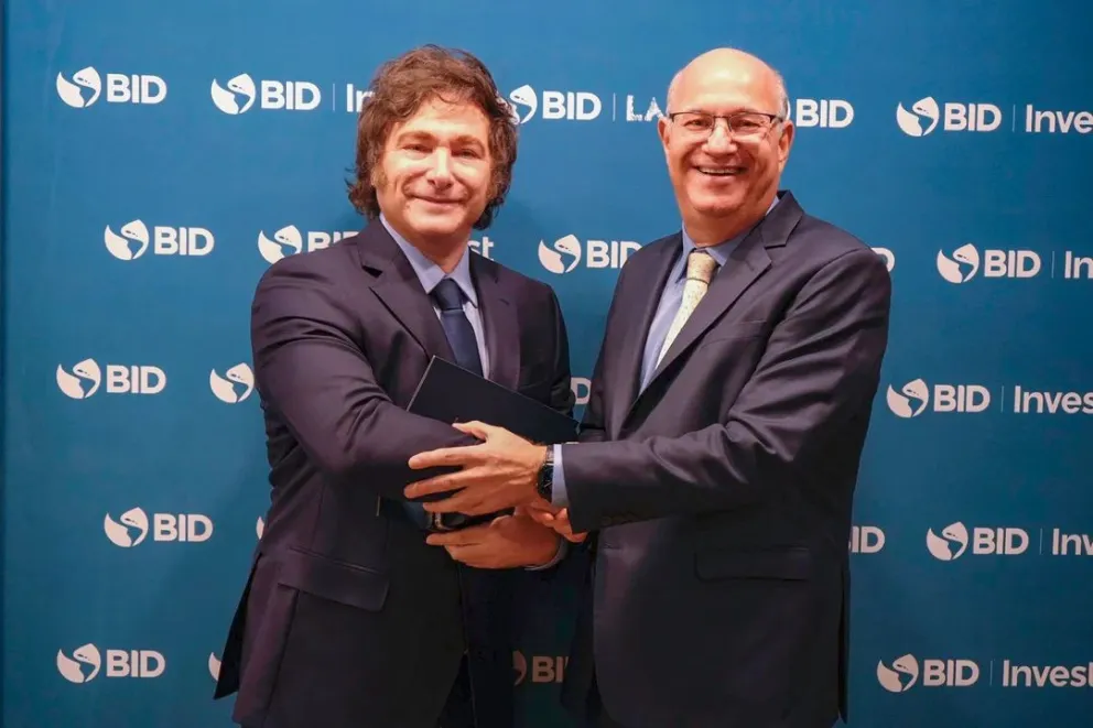 El presidente Javier Milei junto al titular del BID, Ilan Goldfajn.