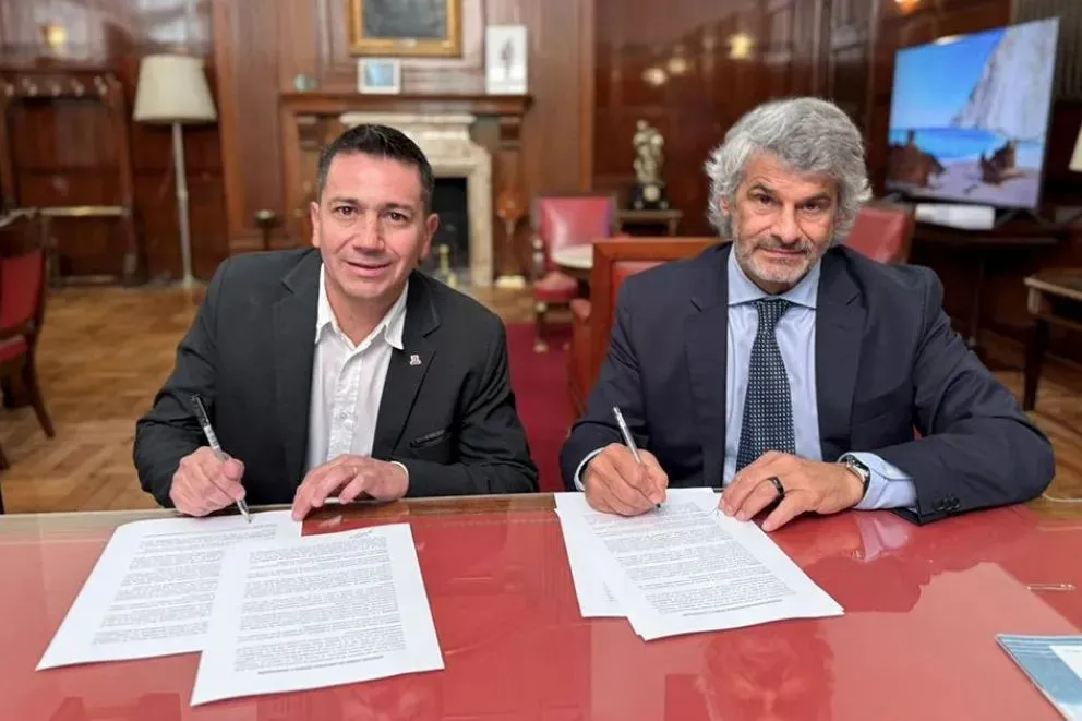 El presidente del EPEN, Mario Moya y el decano de la Facultad de Derecho, Leandro Vergara.
