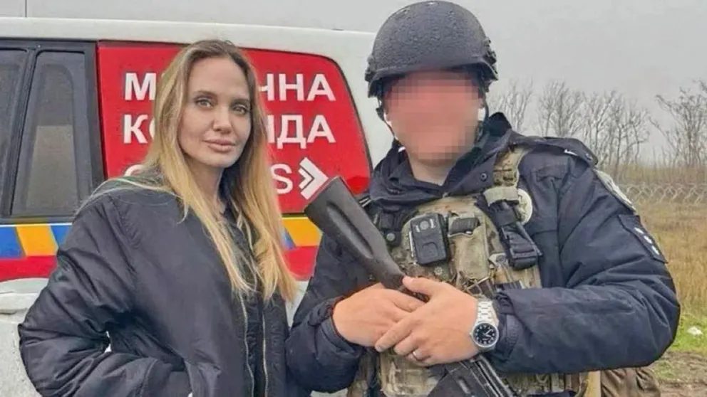 Angelina Jolie y un soldado, en Ucrania