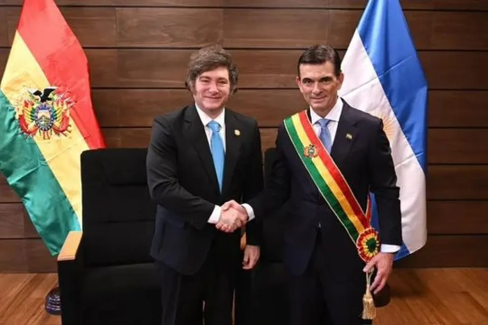 Javier Milei saluda a su par de Bolivia, Rodrigo Paz Pereira