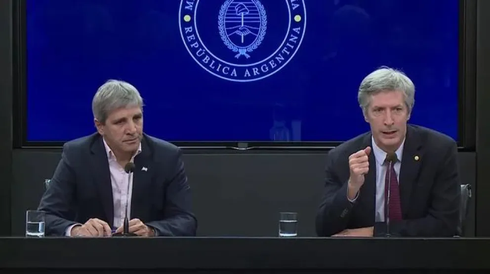 Luis Caputo, ministro de Economía, y Santiago Bausili, presidente del BCRA