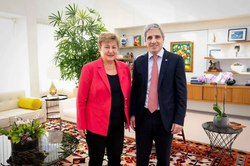 Kristalina Georgieva con el ministro de Economía, Luis Caputo.