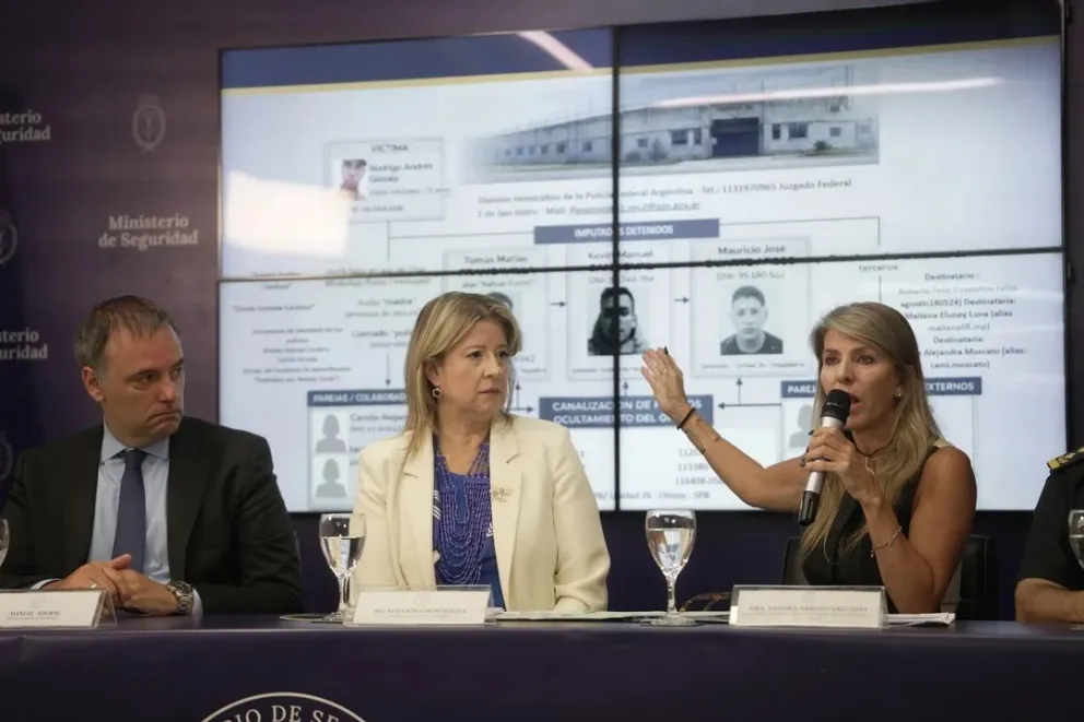 Alejandra Monteoliva junto a Manuel Adorni y Sandra Arroyo Salgado