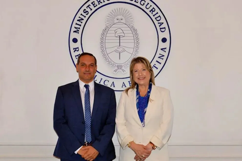 Matías Nicolini junto a la la ministra de Seguridad de la Nación, Alejandra Monteoliva.