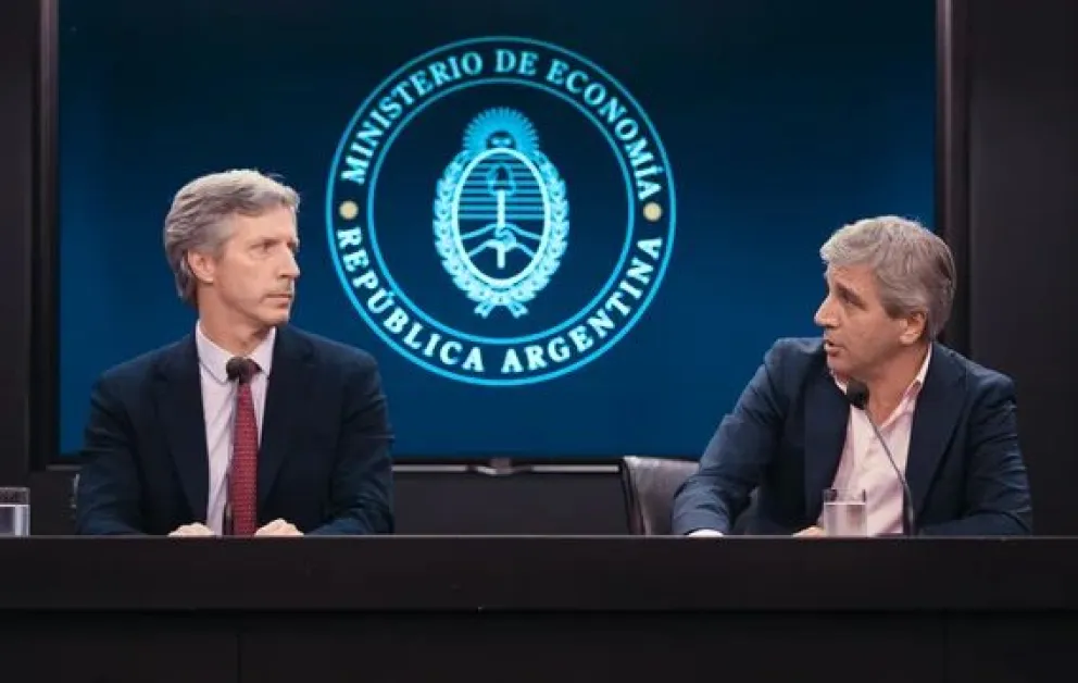 El ministro de Economía, Luis Caputo, y el presidente del BCRA, Santiago Bausili.