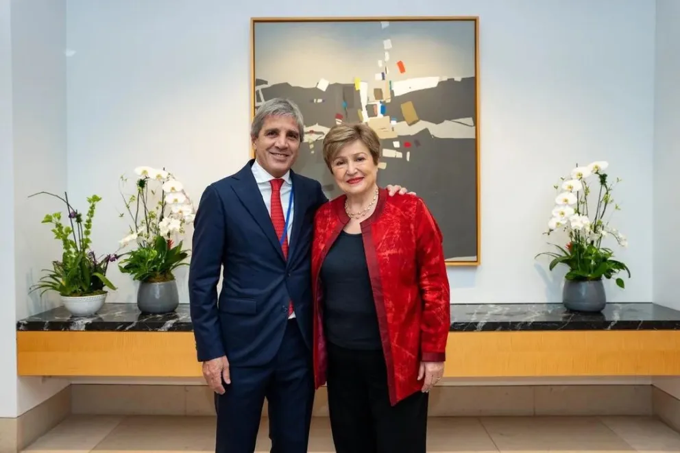 El ministro de Economía, Luis Caputo, y la titular del FMI, Kristalina Georgieva