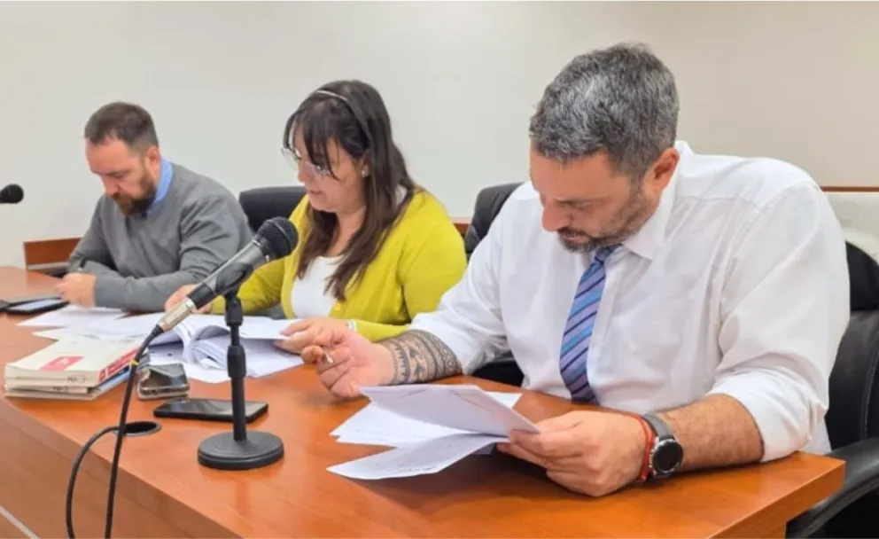  El fiscal del caso Andrés Azar, junto al asistente letrado Maximiliano Jávega y la funcionaria Cynthia Tobares