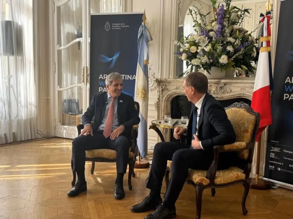 El ministro de Economía, Luis Caputo, y el jefe de Gabinete, Diego Santilli.