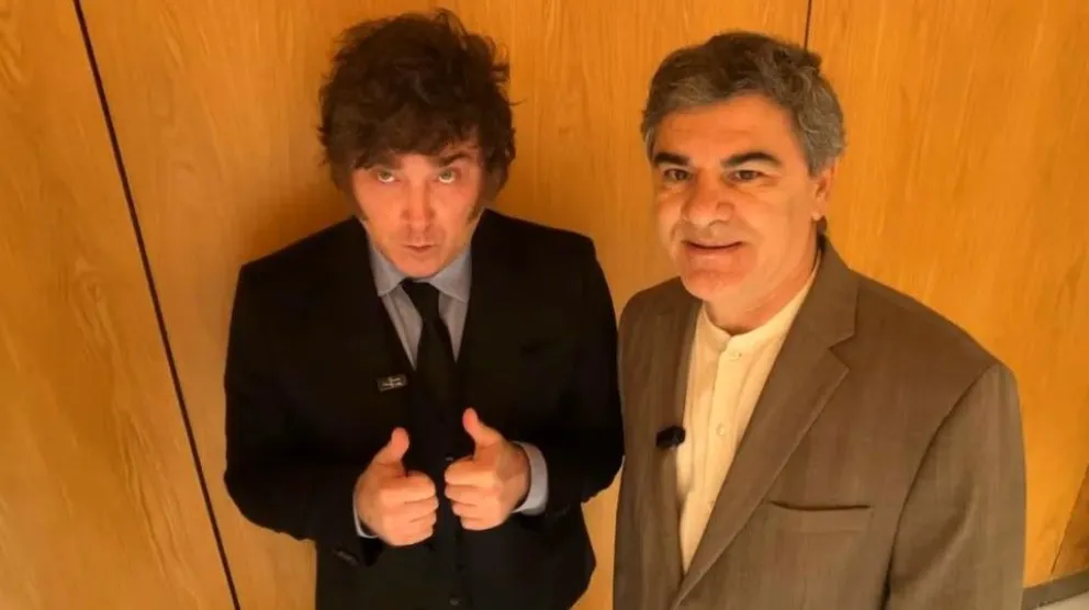 El presidente Javier Milei junto a Fernando González, de El Observador, en Madrid.
